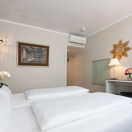 An Der Oper Otel 4*