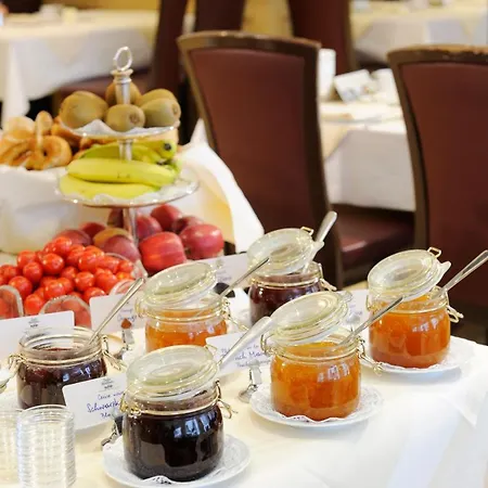 Hotell An Der Oper 4*